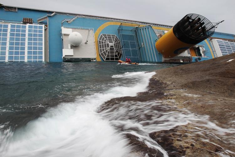 Redning. Seks omkomne er allerede fundet, efter krydstogskibet Costa Concordia kæntrede fredag. 16 savnes stadig. Redningsmandskabet arbejder døgnet rundt. 