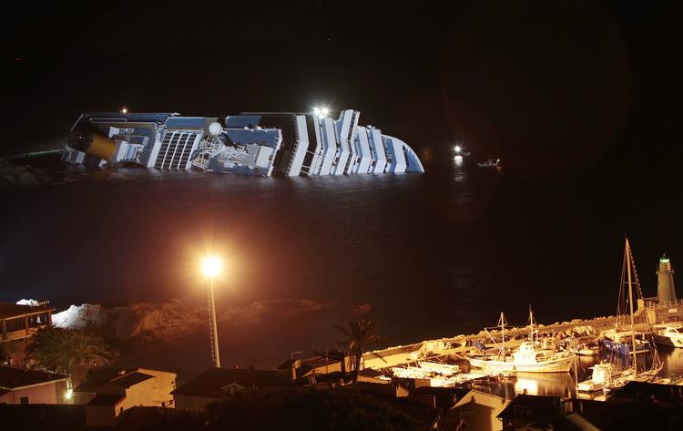 HAVARI. 'Costa Concordia' ses nær Giglios kyst efter forliset. 