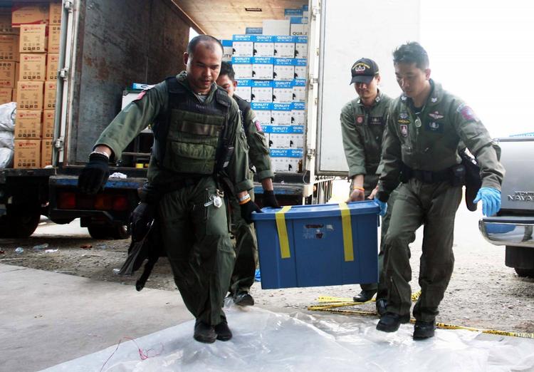 Sprængstoffer. Det thailandske politi konfiskerer kasser med gødning og flydende ammoniumnitrat fra varehus i udkanten af Bangkok. Der var fire ton materiale til at fremstille bomber. 