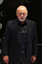 Komponist. I forbindelse med sit nye album afslører den aldrende Hopkins at han aldrig har følt sig hjemme i skuespillerverdenen. 