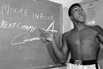 Den unge bokser Cassius Clay peger på sin forudsigelse af resultatet af hans kamp mod Archie Moore - knock out i 8. omgang. Han gjorde det nu på 7 omgange ... 