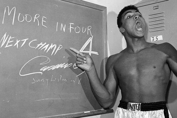 Den unge bokser Cassius Clay peger på sin forudsigelse af resultatet af hans kamp mod Archie Moore - knock out i 8. omgang. Han gjorde det nu på 7 omgange ... 