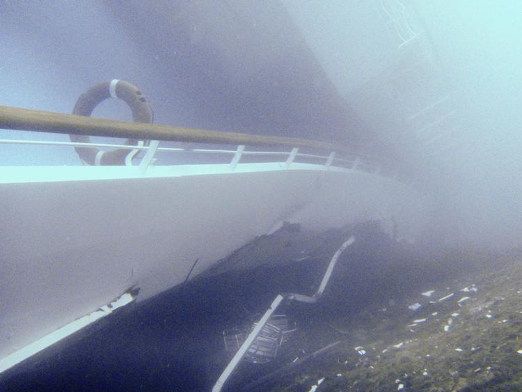 undervandsbillede. Sådan ser det forliste skib ud fra havbunden. Billedet er taget af de italienske myndigheder. 