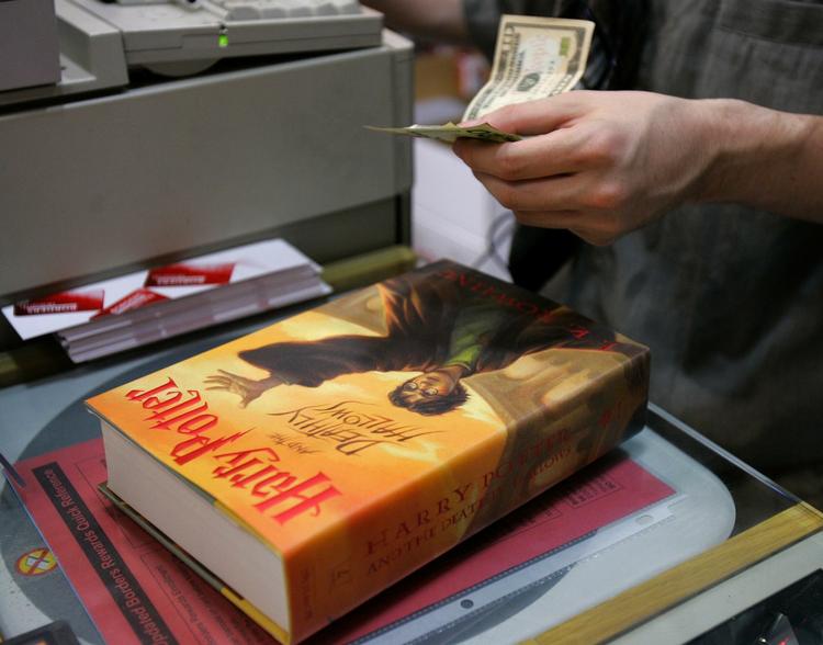 Gulddreng. Bloomsbury er mest kendt som udgiver af Harry Potter-bøgerne, og de har også bidraget godt til, at man forventer et overskud før skat på 82 mio. kr. 