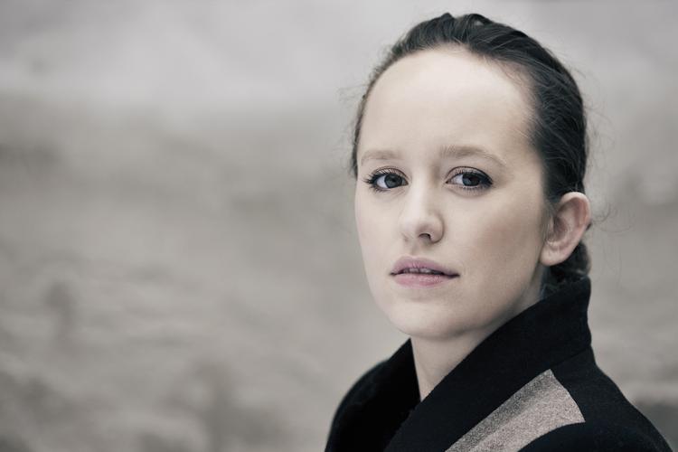 hudfuld. Forsiden på digtsamlingen viser det kvindelige bryst uden hud; en lyngagtig samling rødviolette mælkekirter, der strømmer op mod brystvortens udgang. I øvrigt er Olga Ravns stil ikke hudløs, snarere hudfuld. 