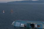 forlis. Myndighederne frygter, at 2.500 ton brændstof fra det forlsite skib siver ud i havet. 