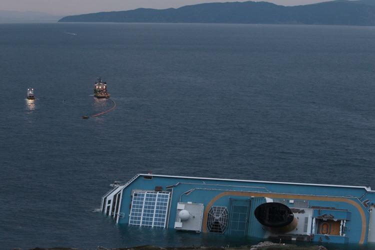 forlis. Myndighederne frygter, at 2.500 ton brændstof fra det forlsite skib siver ud i havet. 