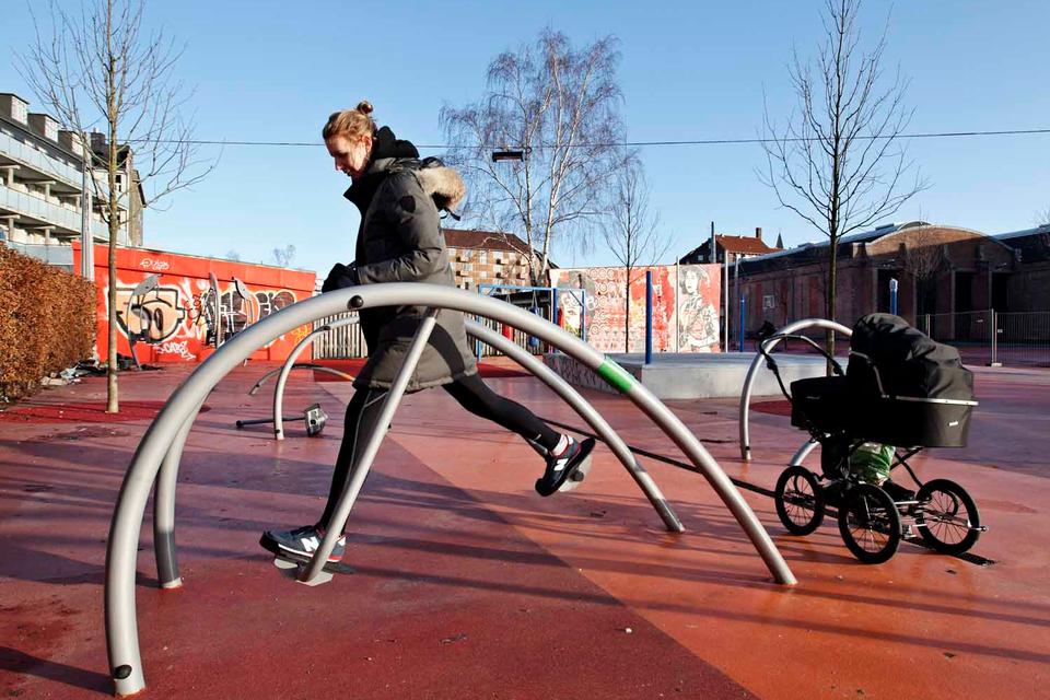 Området bliver først indviet til sommer, men allerede nu har områdets beboere taget Superkilen i brug.