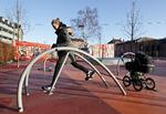 Indtaget. Superkilens officielle åbning er udsat til sommer, men det afholder ikke folk fra at tage de mange motions- og legeredskaber i den ny park i brug. 