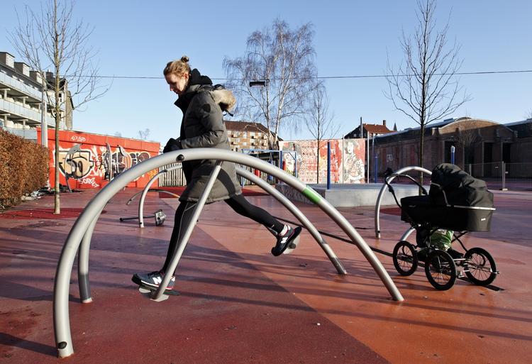 Indtaget. Superkilens officielle åbning er udsat til sommer, men det afholder ikke folk fra at tage de mange motions- og legeredskaber i den ny park i brug. 
