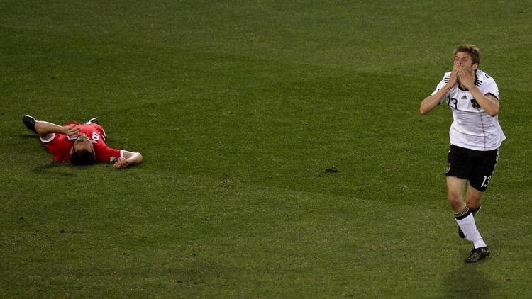 27.06.2010. Tyskland sendte England ud af VM-turneringen for halvandet år siden, hvor Thomas Müller (t.h.) med to mål i 1/8-finalen var med til at udløse 4-1-sejr. 