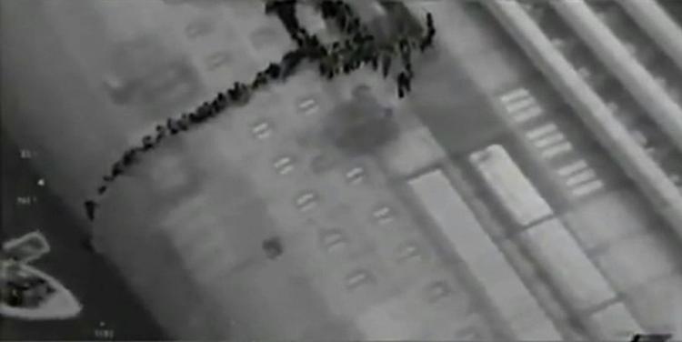 redning. Billeder taget med infrarødt kamera viser passagerer, der bevæger sig på siden af krydstogtskibet ned til en redningsflåde. 