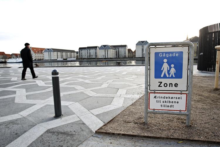 Fortsæt. I stedet for at lave et u-sving for enden af Nyhavn, bør man dreje ret til højre. En helt ny promenade er anlagt langs Havnegade. 