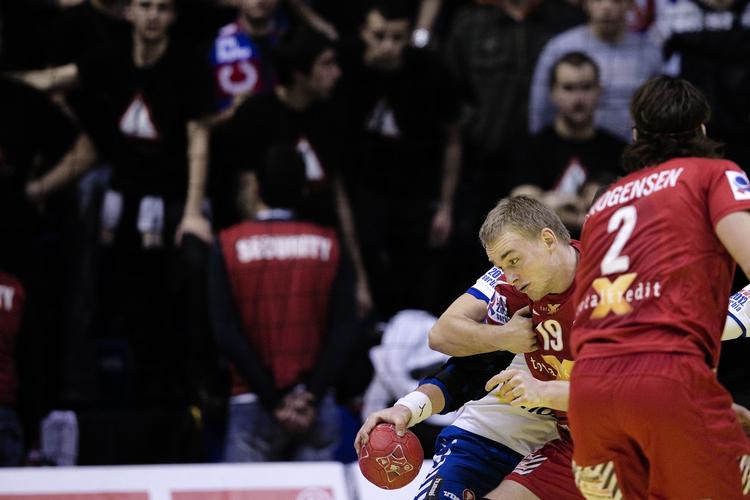 lukket. Henrik Toft Hansen scorede tre gange fra stregen, hvor han også fik nogle knubs. 