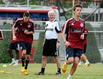nordjysk. Sydsjællænderen Morten Olsen iagttager nordjyderne Nicklas Helenius og Lukas Andersen i Bangkok. 