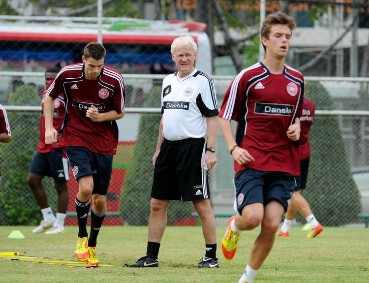 nordjysk. Sydsjællænderen Morten Olsen iagttager nordjyderne Nicklas Helenius og Lukas Andersen i Bangkok. 