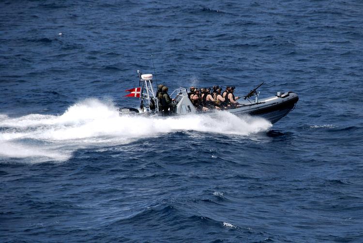 Frømænd. Danske specialstyrker  på vej i den hurtigtgående Rhib-båd, som frømændene bruger, når de sættes ind  i aktioner mod formodede moderskibe  og piratbåde. 