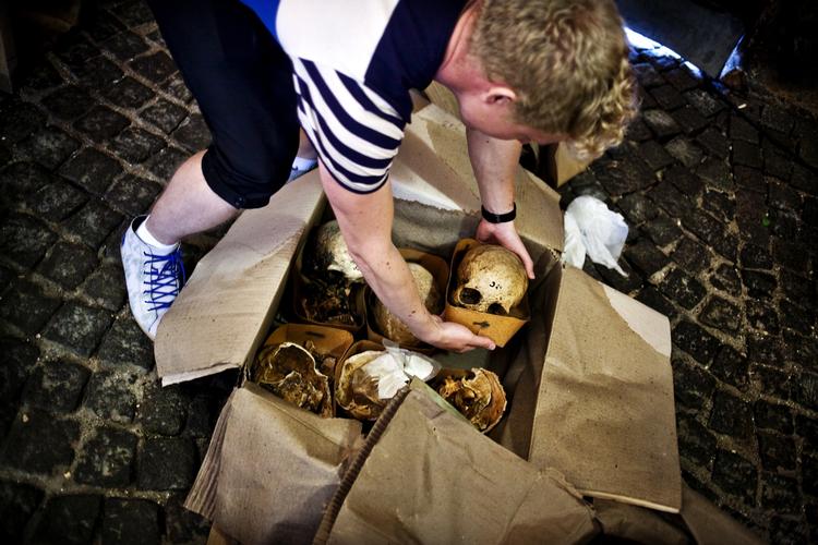 skybrud. Daniel Noesgaard på det medicinsk  historiske museum Medicinsk Museion tørrer kranier og knogler, som har været udsat for vand efter lørdagens voldsomme regnmængder. 