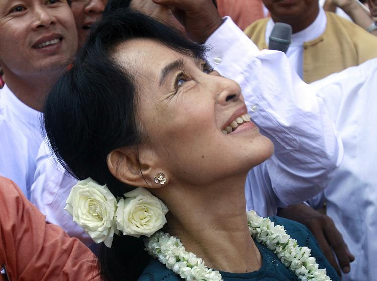 løsladt. Aung San Suu Kyi har siddet i husarrest det meste af to årtier. I slutningen af 2010 blev hun løsladt. 