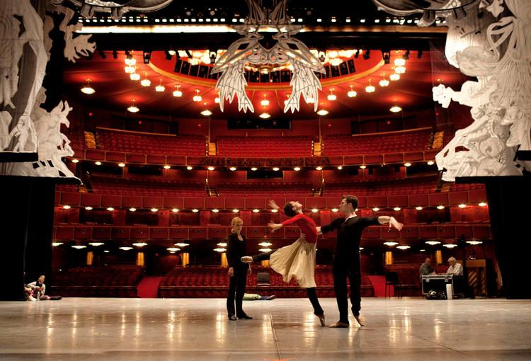 Fremstød. Alban Lendorf og Amy Watson på scenen i Washington under USA-turneen, som har skrabet over en halv mio. kr. sammen til Det Kgl. Teater. 
