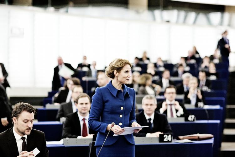 Hjemme. Helle Thorning-Schmidt har tidligere været medlem af EU-parlamentet og blandt talerne idag var flere tidligere kollegaer. 