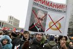 protest. Det lykkedes lige nøjagtigt for Vladimir Putin at bevare flertallet i det russiske parlament ved valget, skønt hans parti gik markant tilbage. Det afstedkom flere store demonstrationer som her i Moskva juleaftensdag. 