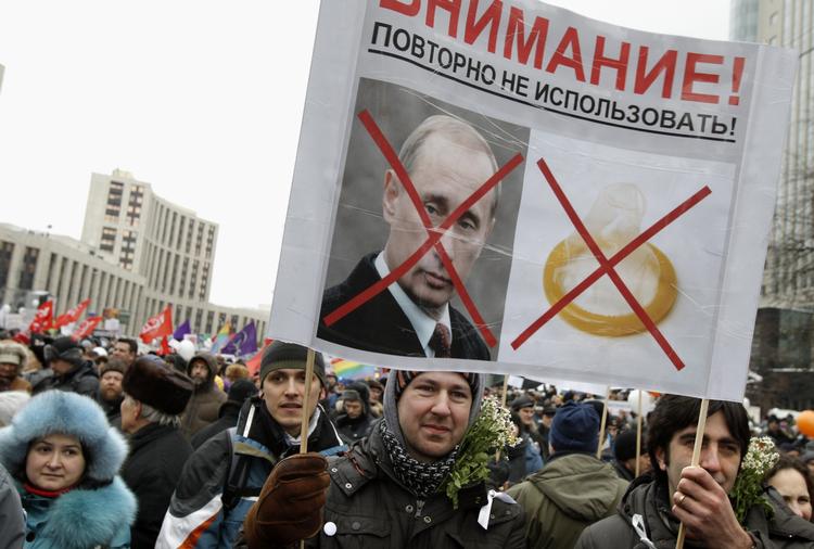 protest. Det lykkedes lige nøjagtigt for Vladimir Putin at bevare flertallet i det russiske parlament ved valget, skønt hans parti gik markant tilbage. Det afstedkom flere store demonstrationer som her i Moskva juleaftensdag. 
