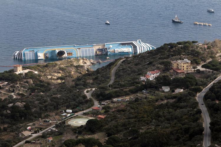 Katastrofekurs. Fredag aften kom Costa Concordia alt for tæt på kysten. 