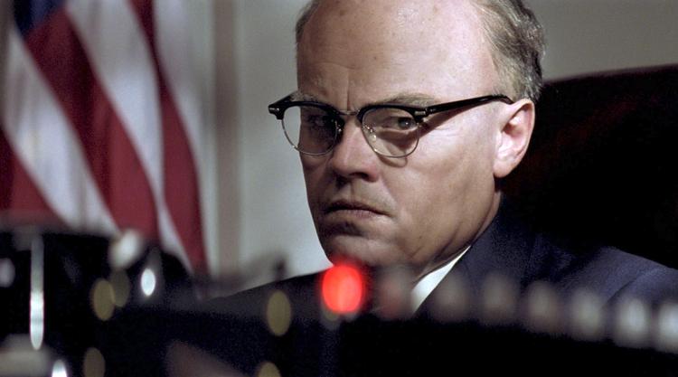 forsvar-agtig. Trods J. Edgar Hoovers beskidte kneb hælder den ufokuserede film mod en politisk forståelse og i DiCaprios spil mod et menneskeligt forsvar for den mand, der måske prægede USA mest i hele det 20. århundrede.