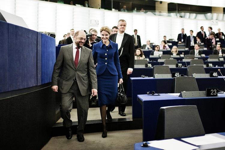 Leder. Det var en myndig leder, der selvsikkert sagde goddag til formændene for de tre EU-institutioner, Connie Hedegaard og gamle socialdemokratiske kollegaer fra sin tid i EU-parlamentet. 