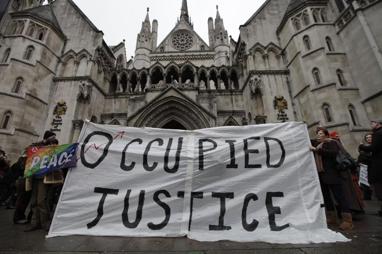 RETSOPGØR. Occupy-demonstranter foran retsbygningen under retssagen om protestlejr foran Sankt Pauls-katedralen i London. 