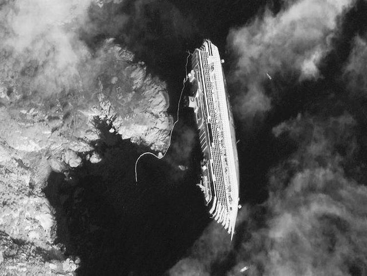 HAVARIST. 'Costa Concordia' fotograferet af satellit efter forliset. 
