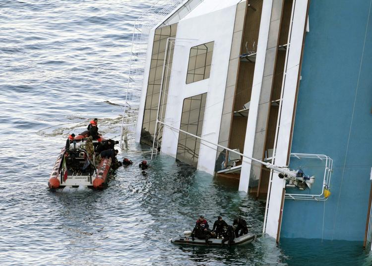 Forlis. Redningsholdene har nu indstillet eftersøgningen på 'Costa Concordia', da dere r fare for at skibet rykker sig. 