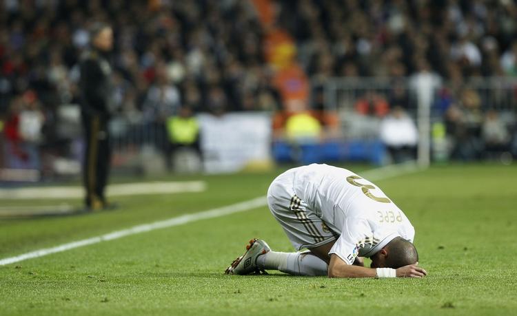 FORDØMT. Real Madrids Pepe får ikke mange roser efter sin præstation mod Barcelona. 