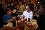 primærvalg. Mitt Romney hilser onsdag på en familie, der spiser på Hudson's Smokehouse Barbeque i Lexington, South Carolina. Besøget var uanmeldt. 