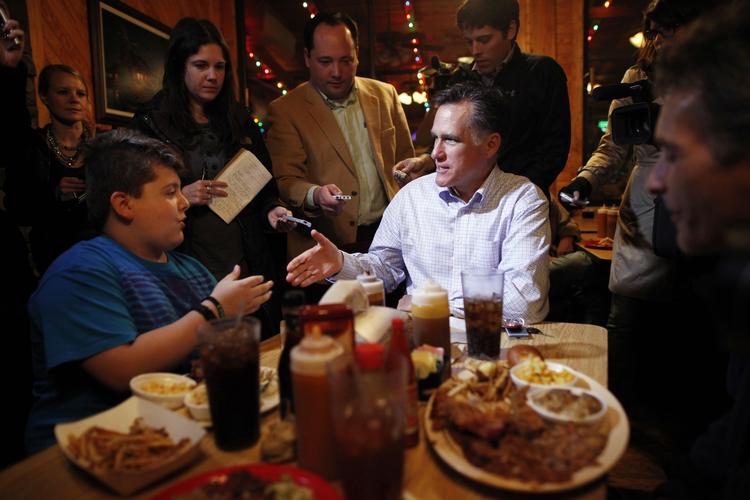 primærvalg. Mitt Romney hilser onsdag på en familie, der spiser på Hudson's Smokehouse Barbeque i Lexington, South Carolina. Besøget var uanmeldt. 