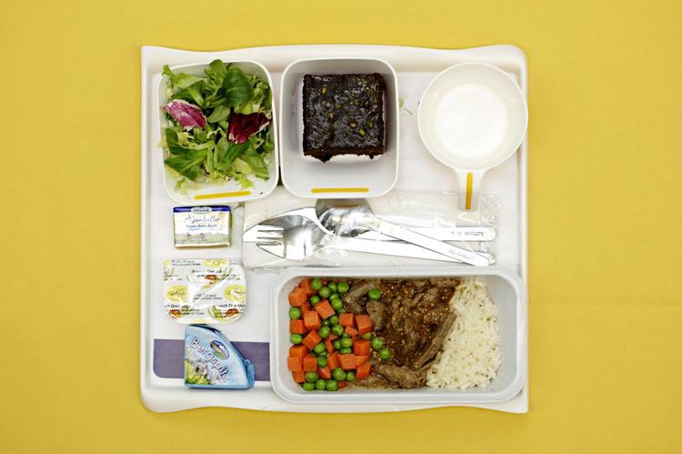 Velbekomme. Cateringfirmaet LSG Sky Chefs er verdens største. Det producerer mad til over 300 flyselskaber. Udfordringen er at få det til at smage godt i 10 kilometers højde. 