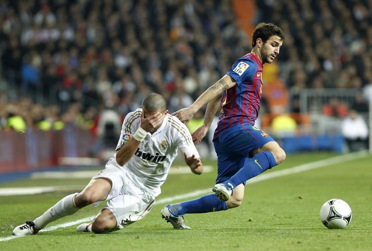 Hård. Pepe (t.v.) er blevet kritiseret i både ind- og udland efter Real Madrids 2-1-nederlag til FC Barcelona. 