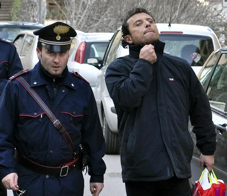 sigtet. Kaptajn Francesco Schettino (th) er sigtet for uagtsomt manddrab og for at have forladt sit skib, inden passagerer og besætningsmedlemmer var evakueret fra det forliste krydstogtskib. 
