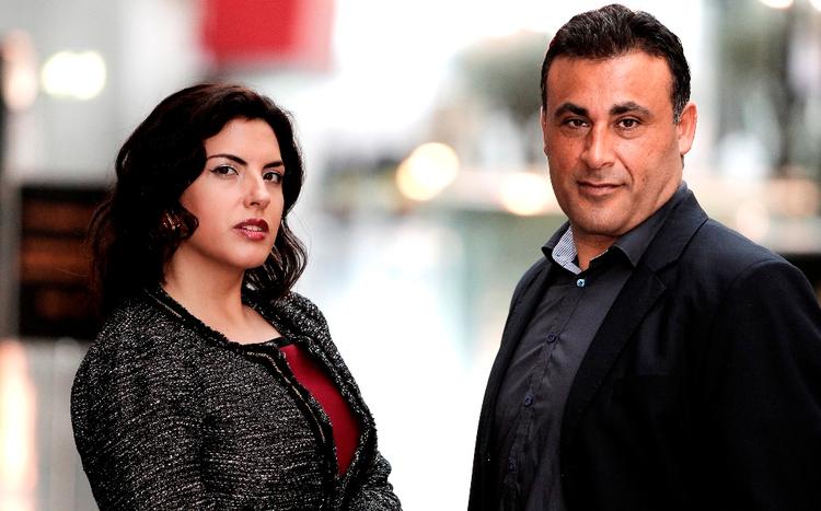 Radiodebut. De to værter Helen Hajjaj og Naser Khader er rigtig godt hjemme i det arabiske stof, og nu skal de danne par på P1. I det der bliver Khaders debut på den anden side af mikrofonen. 