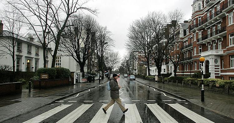 KLASSISK. Her er gaden som The Beatles krydser på det berømte cover til Abbey Road. 