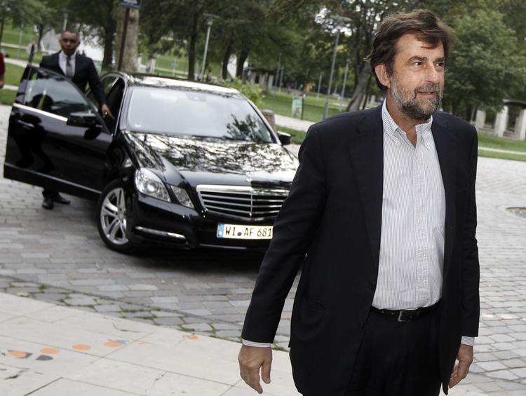 Ansvar. Nanni Moretti ankommer her til den franske premiere på sin seneste film 'Habemus Papam' (Vi har en pave) fra sidste år, som handler om forholdet med en nyvalgt pave og hans psykolog. Nu skal han stå for at finde årets Cannes-vindere. 