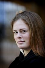 Fattig? Sofie V. Jensen er 22 år og på SU. En af de studerende, der kalder sig selv fattig, er 22-årige Sofie V. Jensen. Hun har skrevet et debatindlæg i Politiken, om at hun ikke har råd til fredagsbar på sit studie og ofte må lyve sig syg. 