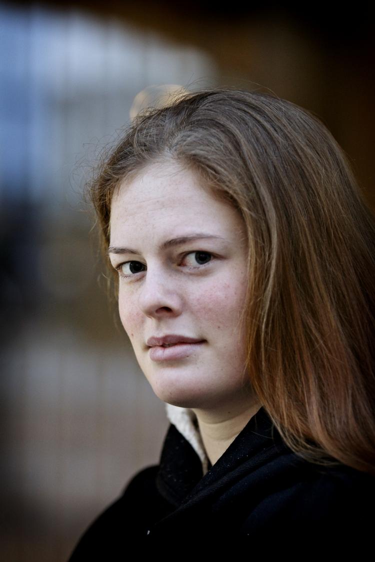 Fattig? Sofie V. Jensen er 22 år og på SU. En af de studerende, der kalder sig selv fattig, er 22-årige Sofie V. Jensen. Hun har skrevet et debatindlæg i Politiken, om at hun ikke har råd til fredagsbar på sit studie og ofte må lyve sig syg. 