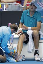 SMERTEFULDT. Det gjorde ondt både under og efter dagens kamp for John Isner. 