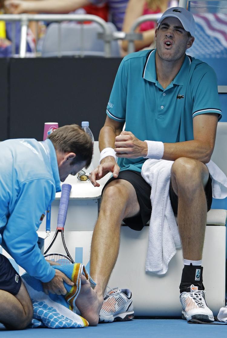 SMERTEFULDT. Det gjorde ondt både under og efter dagens kamp for John Isner. 