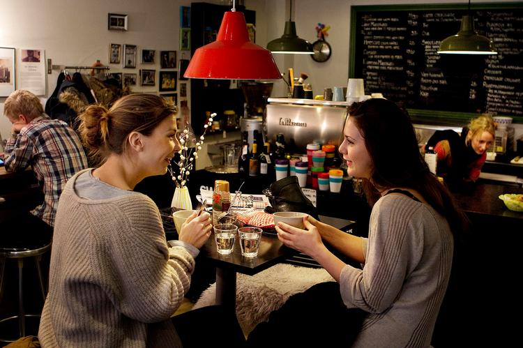 Omhygge. Der er trangt som  i en tændstikæske, men til gengæld masser af personlighed hos christianshavnercafeen Sweet Treat, der lever op til sit navn. 