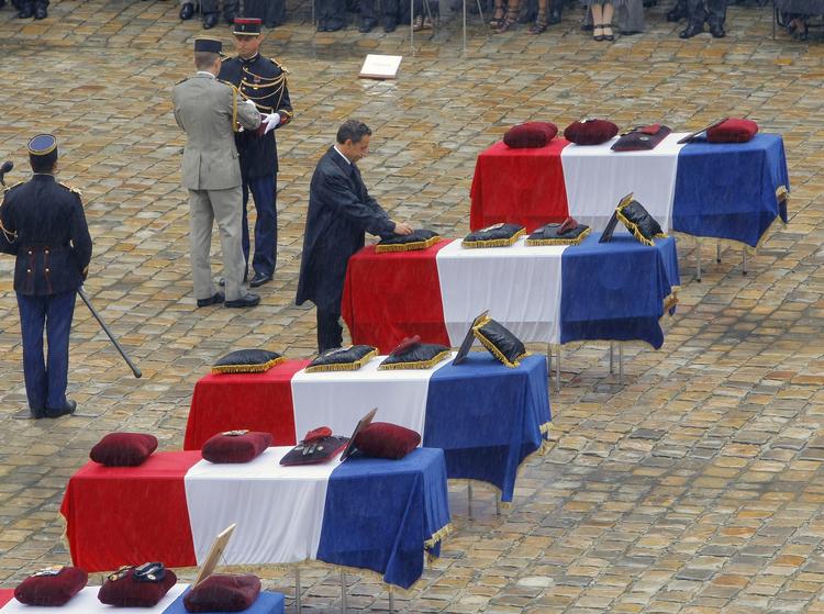 DØDSOFRE. Frankrig har mistet 82 soldater under sin indsats i Afghanistan. Her æres dræbte soldater fra indsatsen i Afghanistan ved en ceremoni i Paris. 