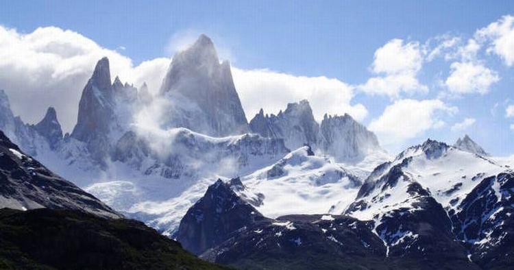 MAJESTÆTISK. Badet i sol og med blå himmel som baggrund knejser Fitz Roy bjerget i det sydlige Argentina stolt. 