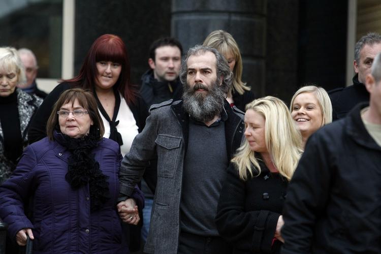 Fri. Colin Duffy kunne forlade retten som en fri mand, mens hans kammerat fra Real IRA, Brian Shivers, blev idømt livstid for drabet på to britiske soldtater i Nordirland i marts 2009. 